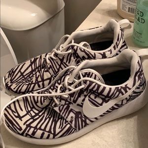 Black and White Nike Roshe